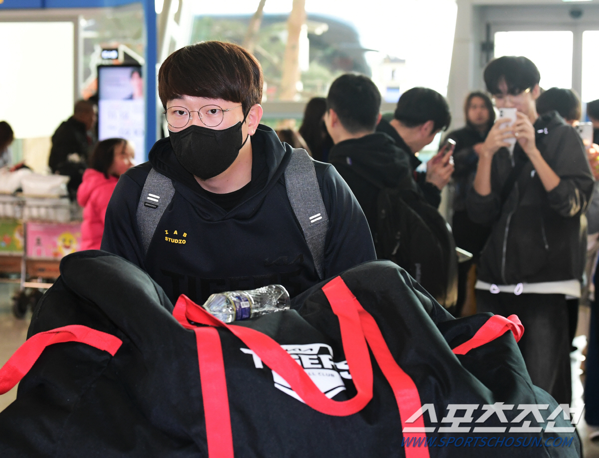 [인천공항 현장스케치]사령탑 없는 초유의 스프링캠프, KIA가 되뇌인 주…
