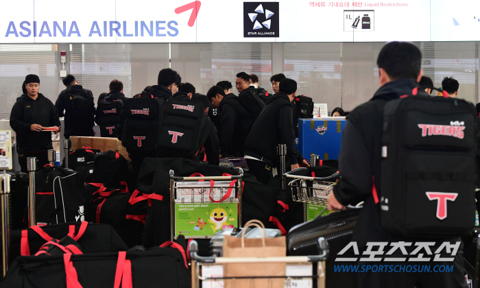 [인천공항 현장스케치]사령탑 없는 초유의 스프링캠프, KIA가 되뇌인 주…
