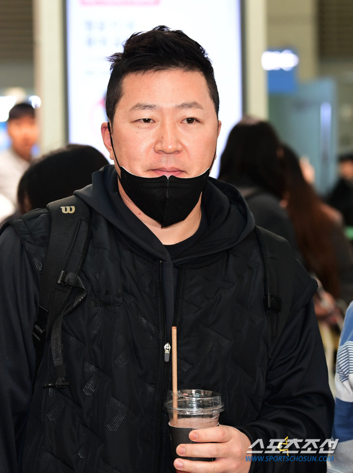 [인천공항 현장스케치]사령탑 없는 초유의 스프링캠프, KIA가 되뇌인 주…