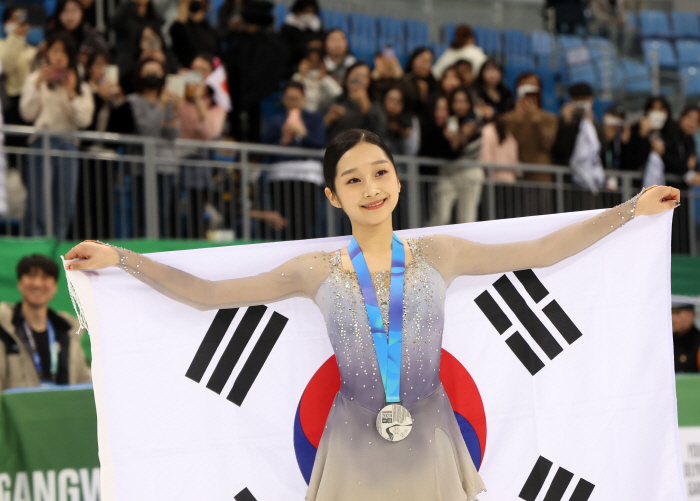 "연아언니 찾았는데..." '실수 이긴 銀'신지아의 깜찍소감[강원2024…