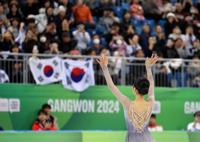 "연아언니 찾았는데..." '실수 이긴 銀'신지아의 깜찍소감[강원2024…