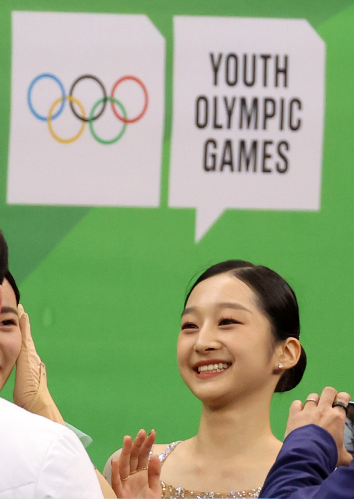 "연아언니 찾았는데..." '실수 이긴 銀'신지아의 깜찍소감[강원2024…