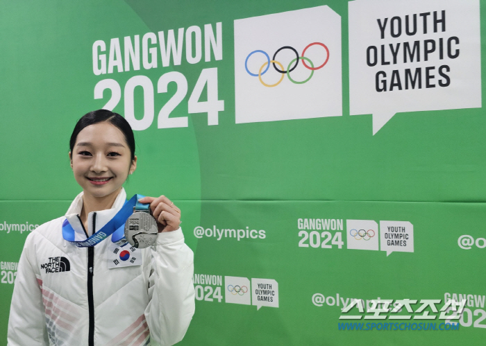 "연아언니 찾았는데..." '실수 이긴 銀'신지아의 깜찍소감[강원2024…