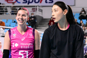 김연경 우승 도우미 등장? '랜디존슨 딸 레이나 39득점 합작' 흥국생명, 도로공사 꺾고 5R 첫승 [김천리뷰]
