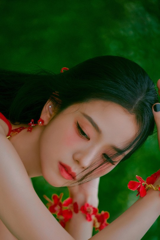 '친오빠 회사行' 블핑 지수, 첫 싱글 '올 아이즈 온 미' 1억 스트리…