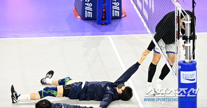 '귀 깨물기 공격에 정신이 혼미' 정지석 놀라게 한 전광인의 무차별 애정…