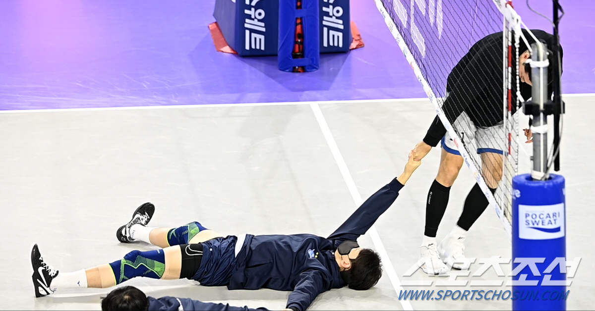 '귀 깨물기 공격에 정신이 혼미' 정지석 놀라게 한 전광인의 무차별 애정…
