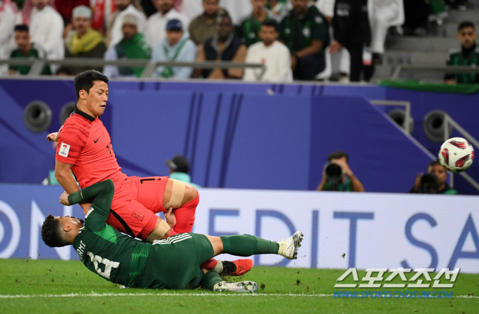 [카타르 현장]만치니 와도 '침대축구' 계속, 사우디아라비아 골 넣자마자…