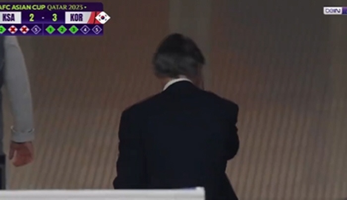 만치니는 왜 황희찬 슛 쏘기 전에 도망갔나, 경기 후 급사과에도 "무례하…