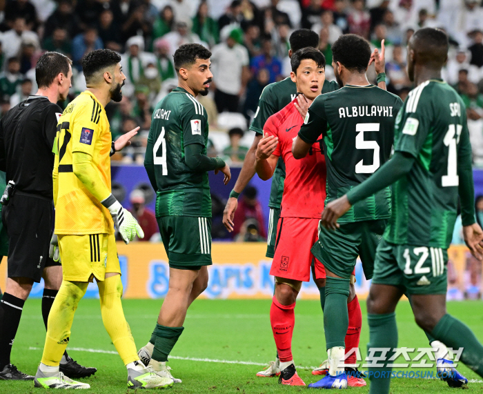 요즘 시대에 침대축구? 어림없죠 → 투지의 한국 '사우디 구태' 때려잡다