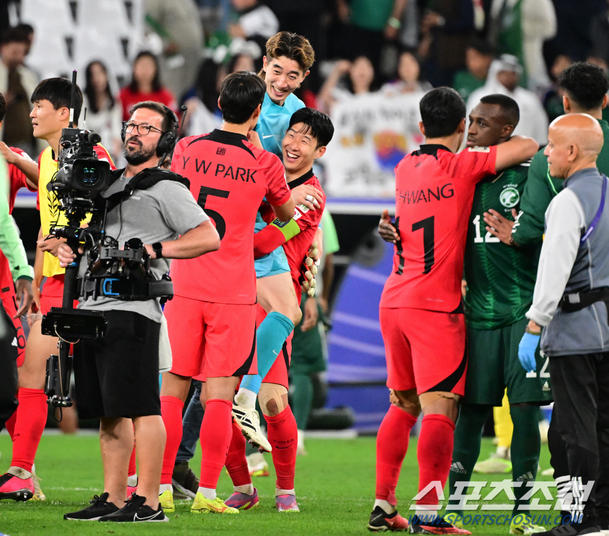 요즘 시대에 침대축구? 어림없죠 → 투지의 한국 '사우디 구태' 때려잡다
