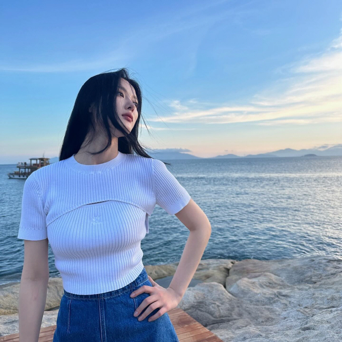 "만찢녀의 정석"…김유정, 청바지에 흰티에도 만점 비주얼