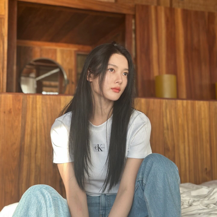 "만찢녀의 정석"…김유정, 청바지에 흰티에도 만점 비주얼