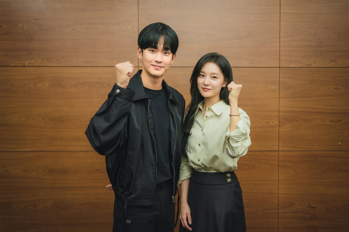 '눈물의 여왕' 김수현♥김지원, 설레는 부부 케미..3월 첫 방송 [공식…