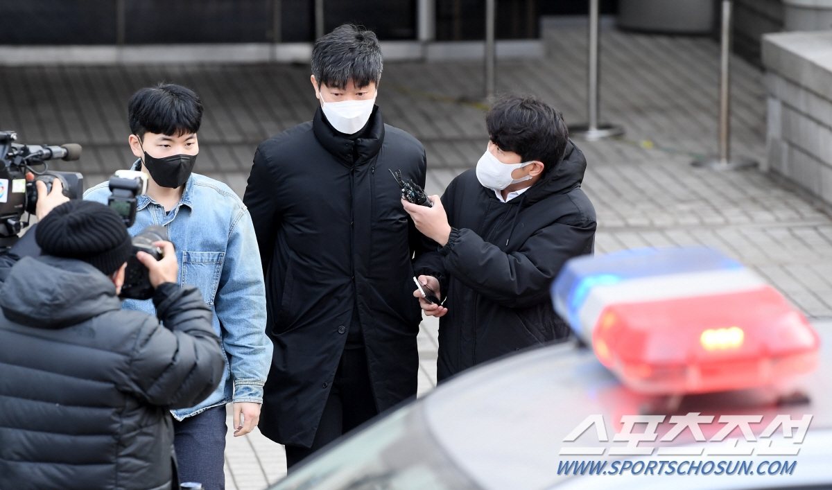 '최악, 구속은 피했다' 야구 인생 벼랑끝 위기 김종국 감독, 앞으로도 …