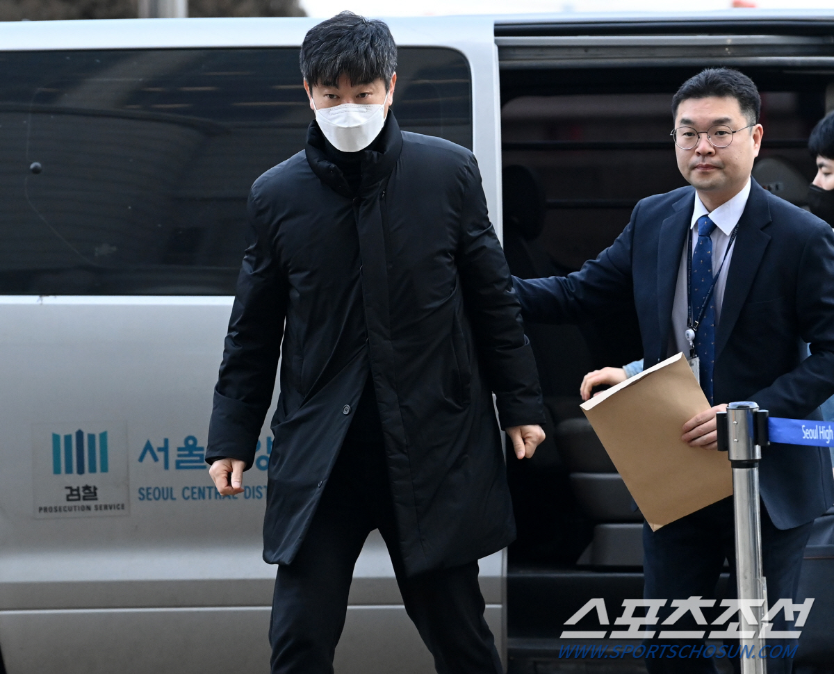 '최악, 구속은 피했다' 야구 인생 벼랑끝 위기 김종국 감독, 앞으로도 …