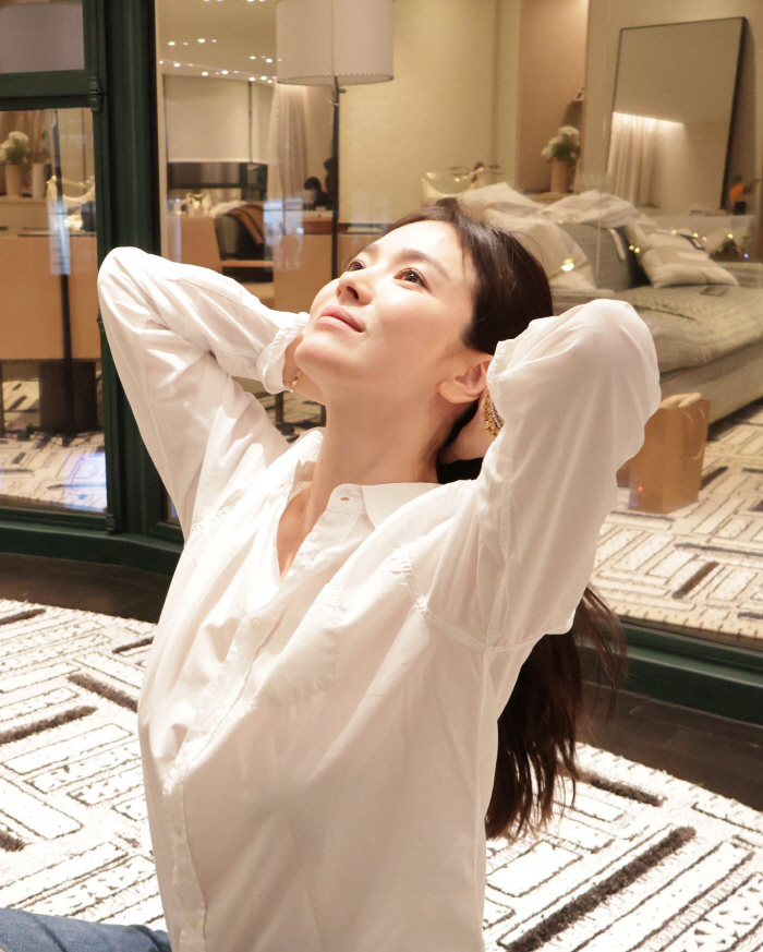 송혜교, 흰 셔츠 입었을 뿐인데..女배우들이 더 열광 "아이고 예뻐라"