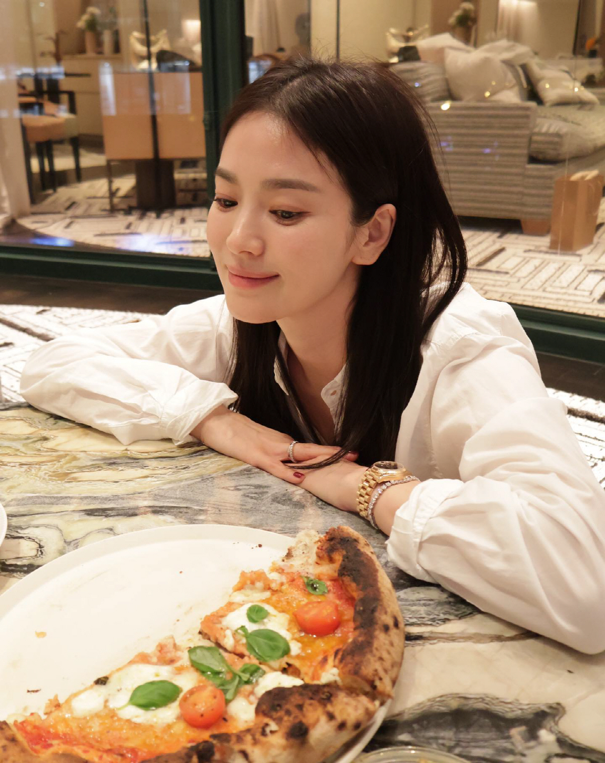 송혜교, 흰 셔츠 입었을 뿐인데..女배우들이 더 열광 "아이고 예뻐라"
