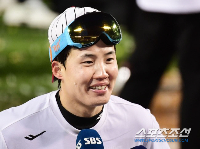 '묵언수행' 끝난 50억 FA는 솔직했다 . 옵션 24억에 "확실한 동기…