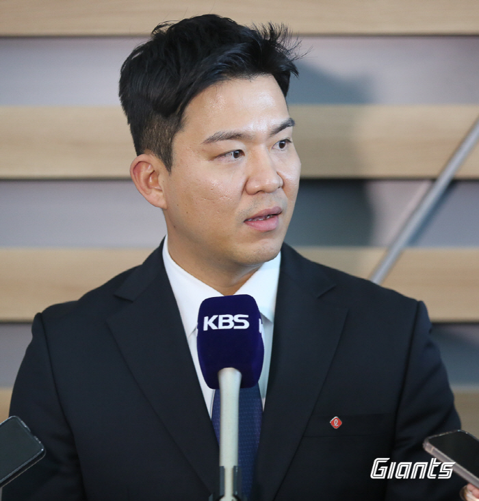 '14년만의 금의환향' 김민성 "롯데에 우승 기운 전하고파…사직 함성 생…