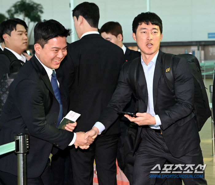 '14년만의 금의환향' 김민성 "롯데에 우승 기운 전하고파…사직 함성 생…