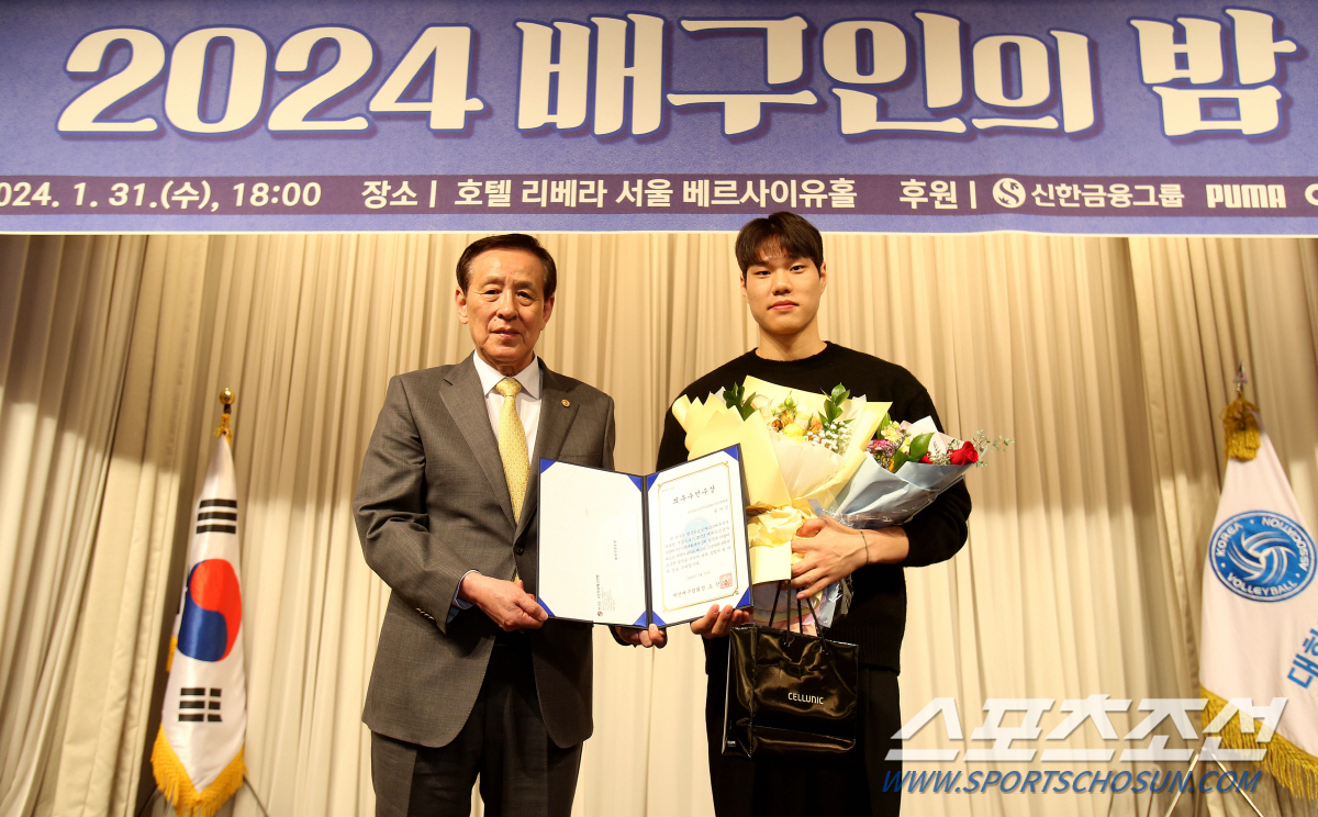 윤서진 최우수선수상 수상. 2024 배구인의 밤 개최
