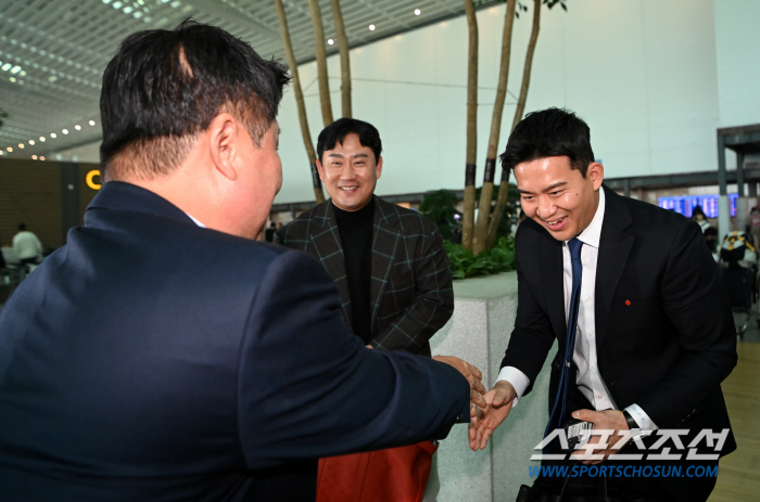 '우승 기운 가져왔지?' 보자마자 손 덥석, 돌아온 김민성 반갑게 맞이한…