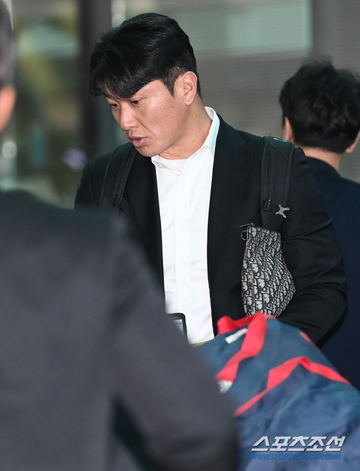 '우승 기운 가져왔지?' 보자마자 손 덥석, 돌아온 김민성 반갑게 맞이한…