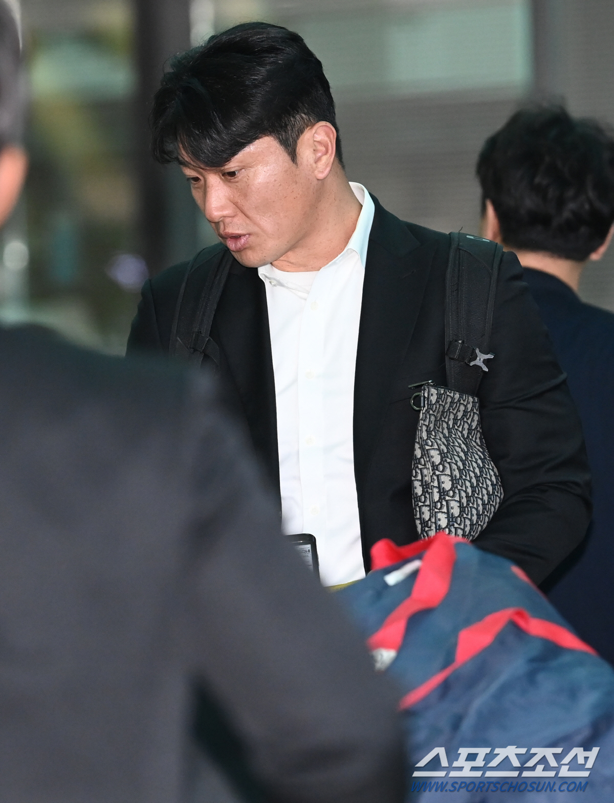 '우승 기운 가져왔지?' 보자마자 손 덥석, 돌아온 김민성 반갑게 맞이한…