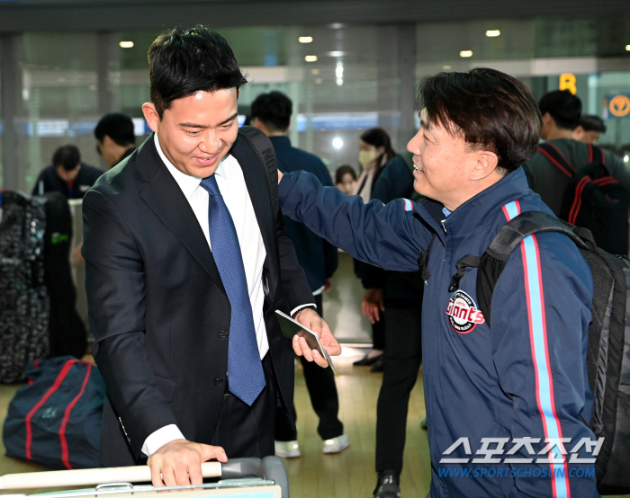 '우승 기운 가져왔지?' 보자마자 손 덥석, 돌아온 김민성 반갑게 맞이한…