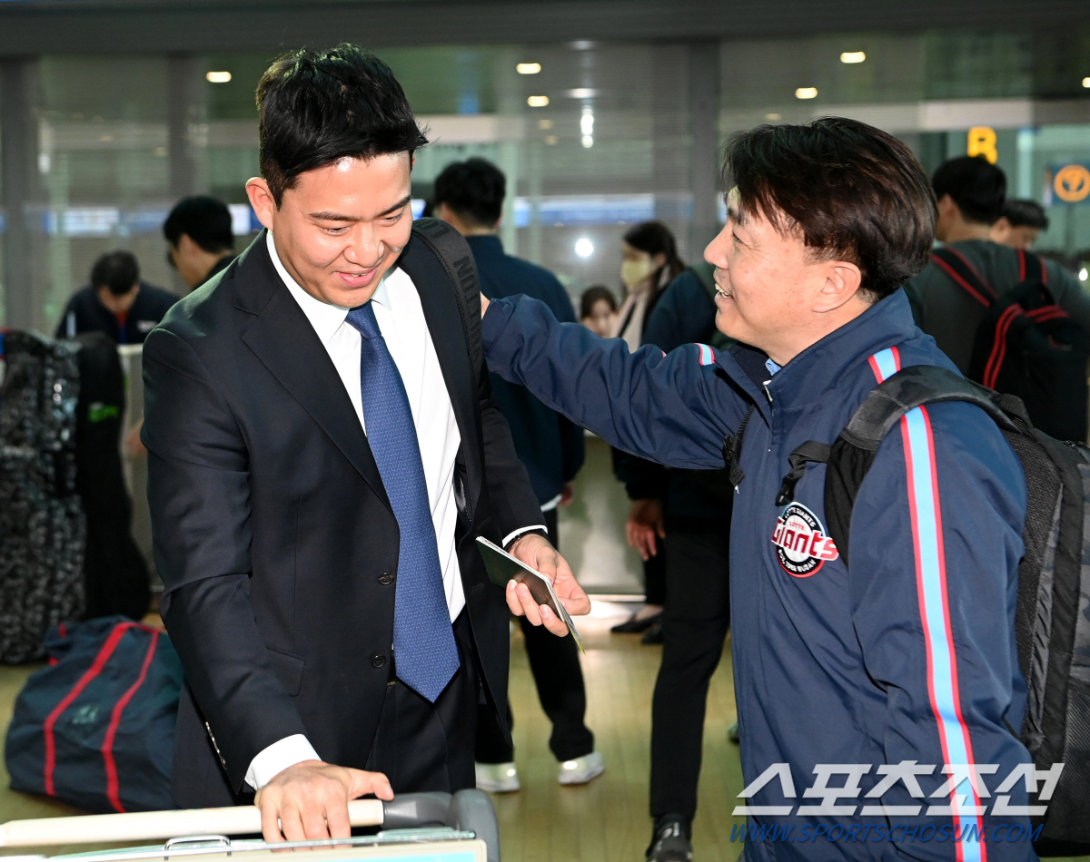 '우승 기운 가져왔지?' 보자마자 손 덥석, 돌아온 김민성 반갑게 맞이한…