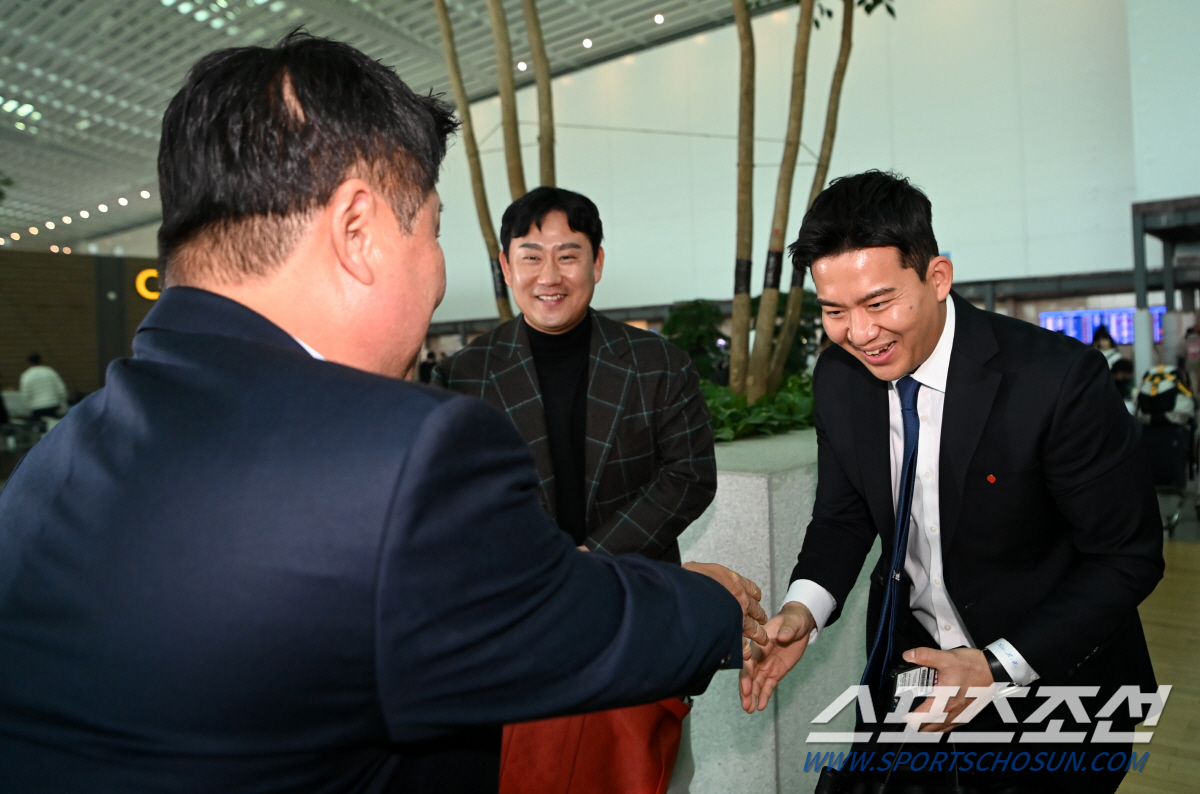 '우승 기운 가져왔지?' 보자마자 손 덥석, 돌아온 김민성 반갑게 맞이한…