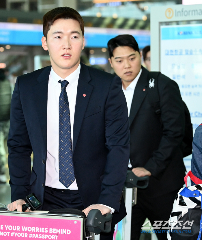 '우승 기운 가져왔지?' 보자마자 손 덥석, 돌아온 김민성 반갑게 맞이한…