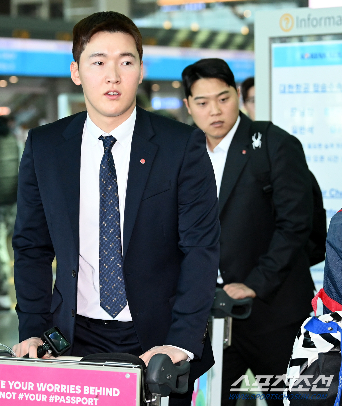 '우승 기운 가져왔지?' 보자마자 손 덥석, 돌아온 김민성 반갑게 맞이한…