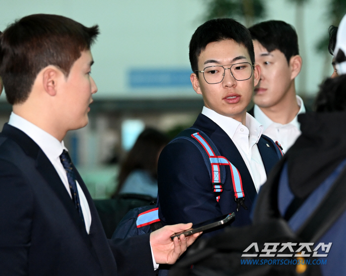 '우승 기운 가져왔지?' 보자마자 손 덥석, 돌아온 김민성 반갑게 맞이한…