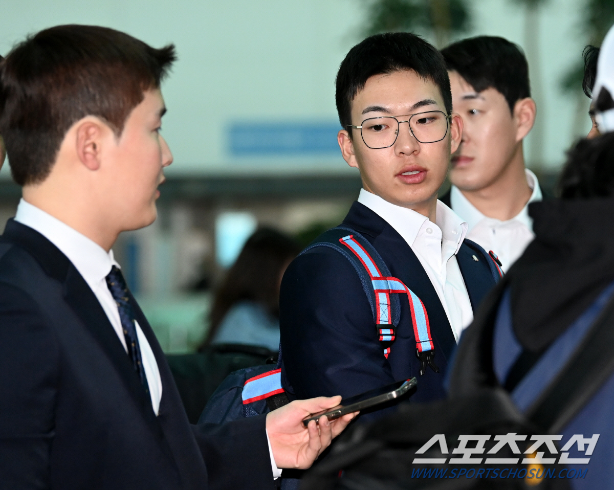 '우승 기운 가져왔지?' 보자마자 손 덥석, 돌아온 김민성 반갑게 맞이한…
