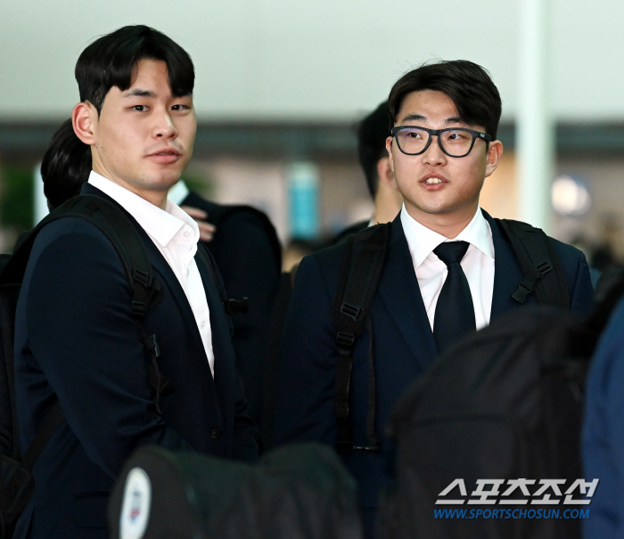 '우승 기운 가져왔지?' 보자마자 손 덥석, 돌아온 김민성 반갑게 맞이한…