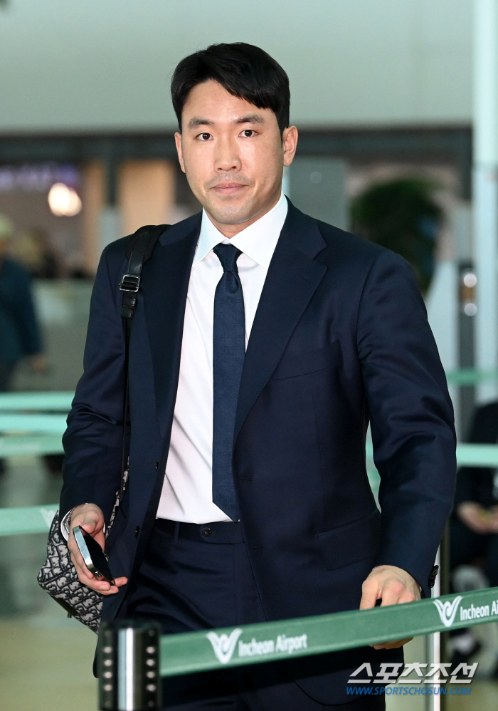 '우승 기운 가져왔지?' 보자마자 손 덥석, 돌아온 김민성 반갑게 맞이한…