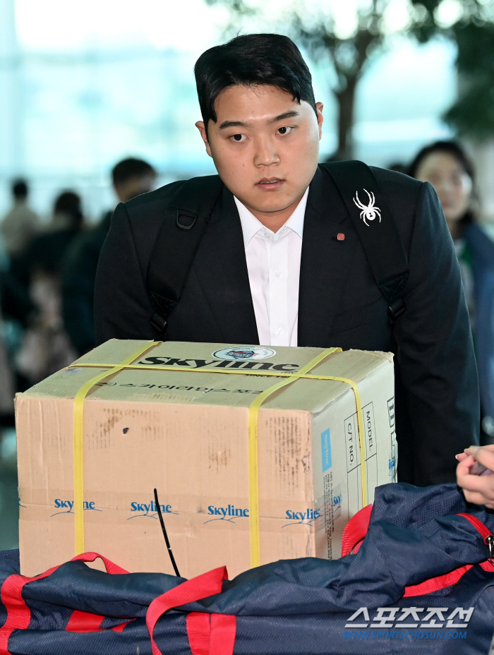 '우승 기운 가져왔지?' 보자마자 손 덥석, 돌아온 김민성 반갑게 맞이한…