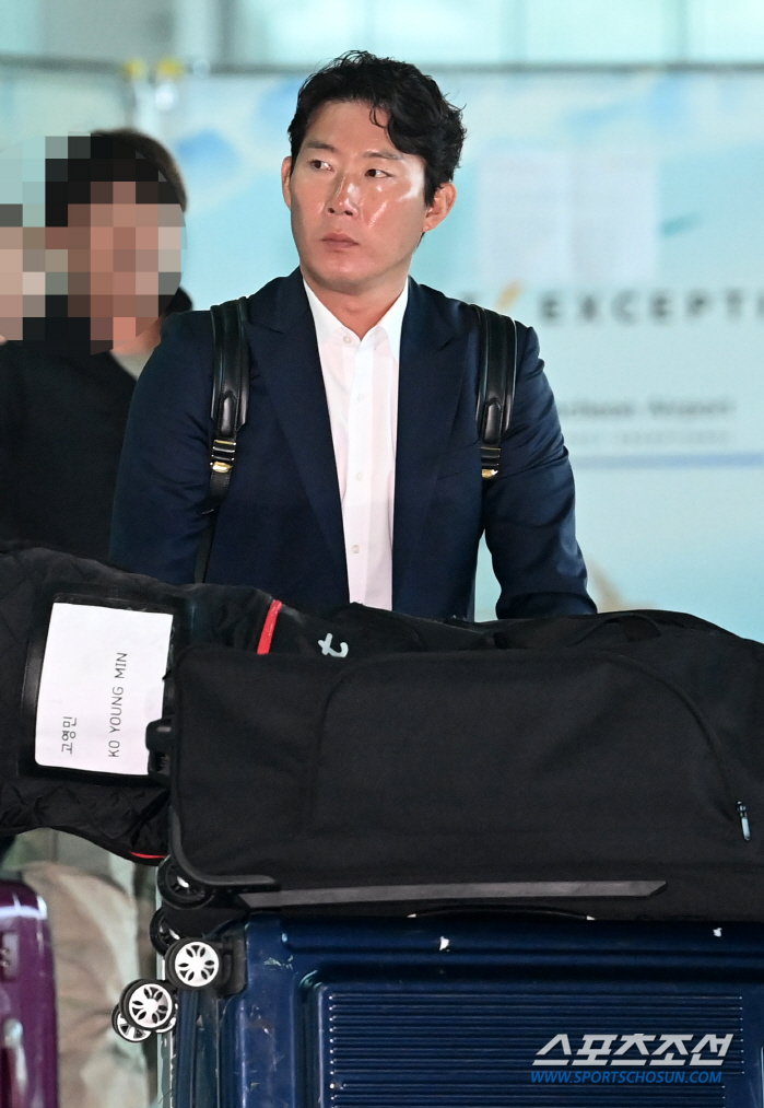 '우승 기운 가져왔지?' 보자마자 손 덥석, 돌아온 김민성 반갑게 맞이한…