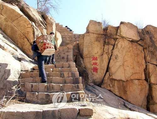 "사람의 일생은 무거운 짐 지고 먼 길 가는 것…서두르지 마라"