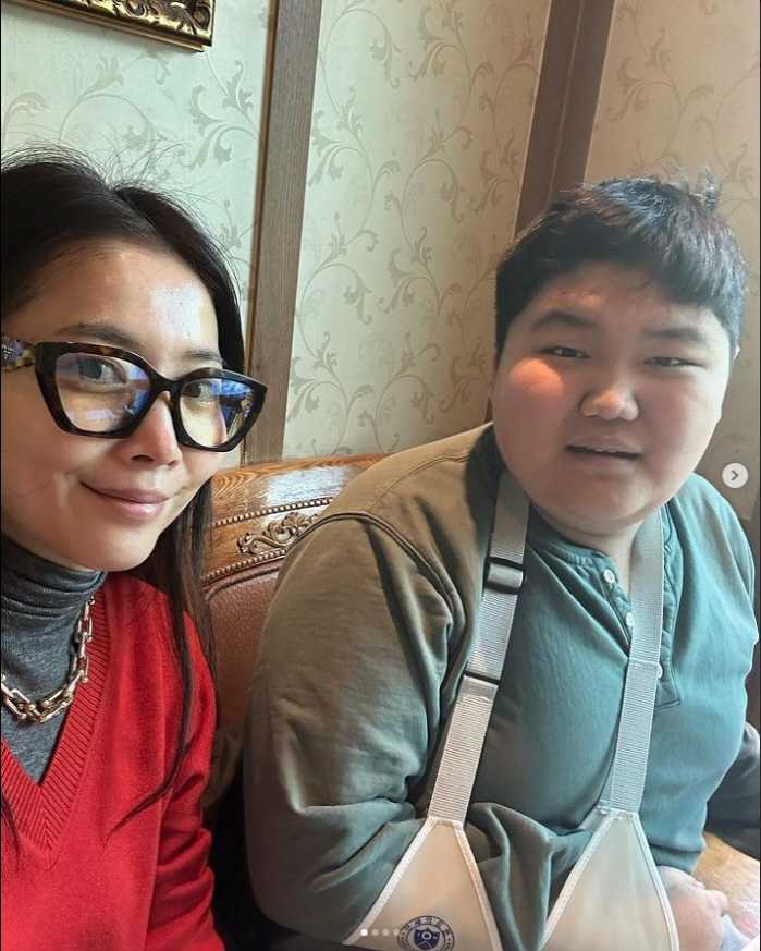 오윤아, 발달장애 子 수술 근황 "잠깐 병원 나간사이 난리 났지만, 잘 …