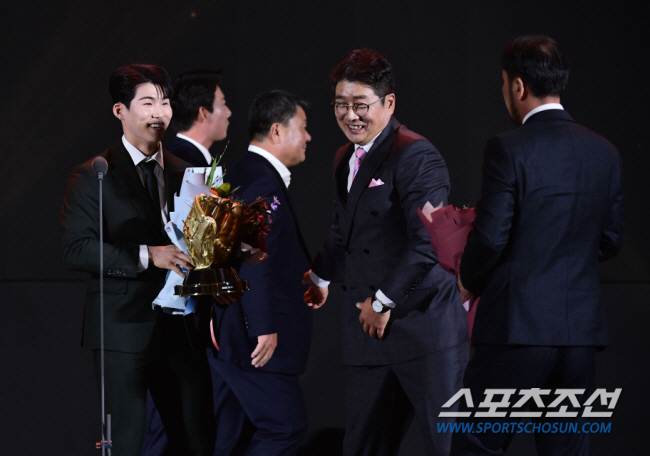 예비 ML 스타와 대쪽같은 감독의 계속되는 '밀당'...지켜보는 재미가 …
