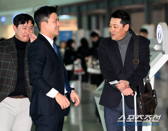 '우승→은퇴 걱정→이적' 36세 리더, "3년내 도전" 공약에 웃은 이유…