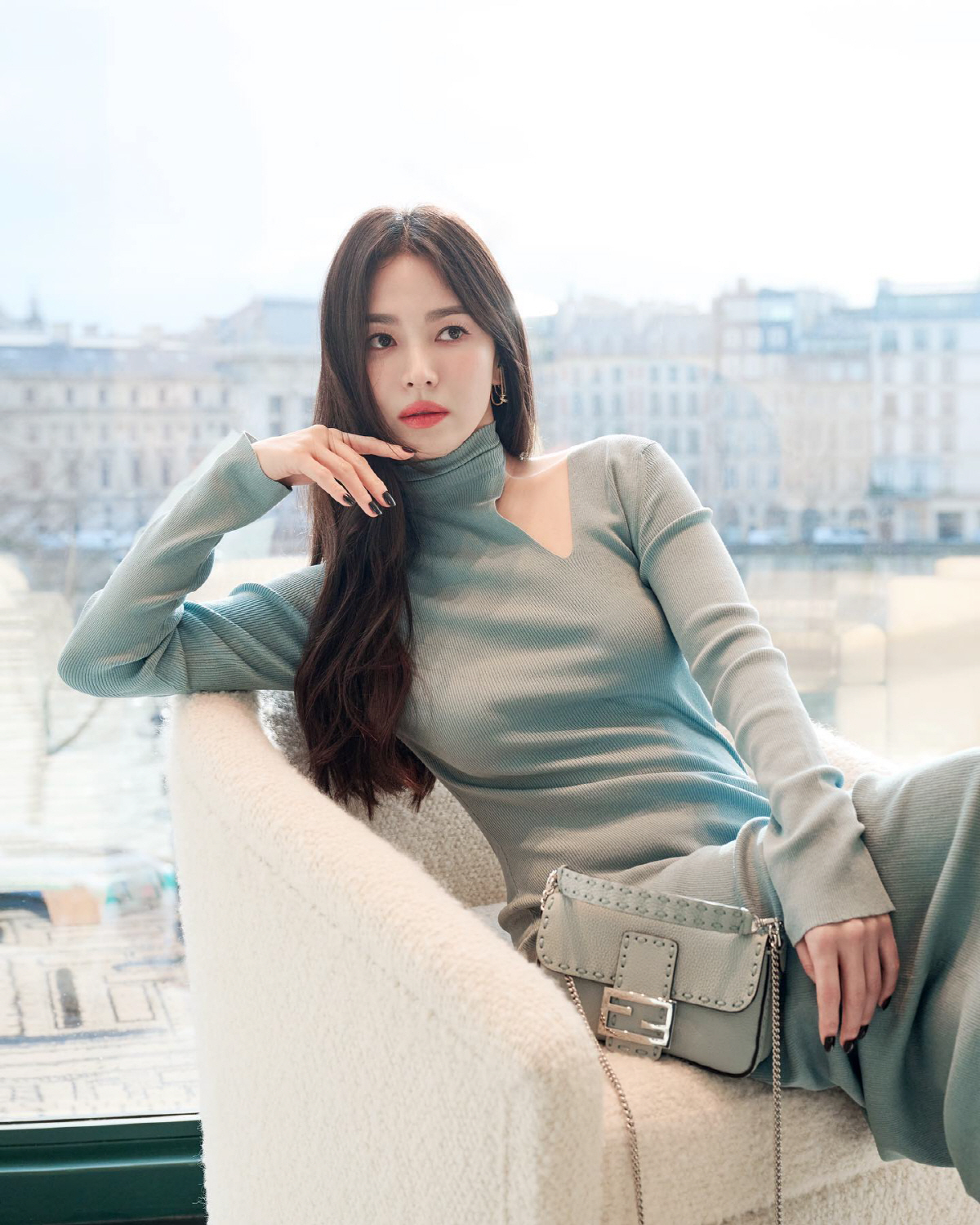 "안구 정화의 시간"…송혜교, 살짝 드러낸 어깨 '여신美 물씬'