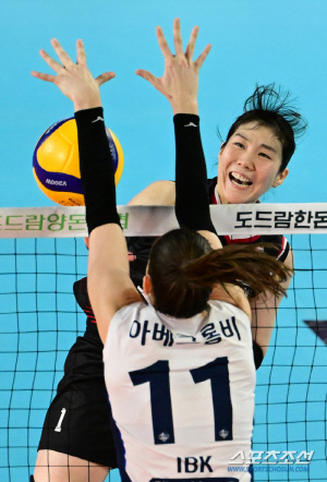 이제 3위와 4점차. 정관장 봄배구가 보인다. 지아-메가 49점 합작, IBK기업은행에 3대1 승리[대전 리뷰]