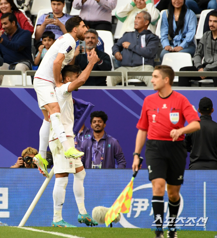 [카타르 현장]'장군멍군' 일본-이란 8강전…후반 모헤비 동점골에 1-1…