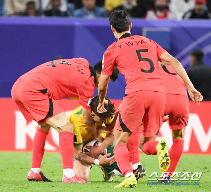 [카타르 현장리뷰]'손흥민,복수의 결승골 작렬!' 한국, 호주에 2-1 …