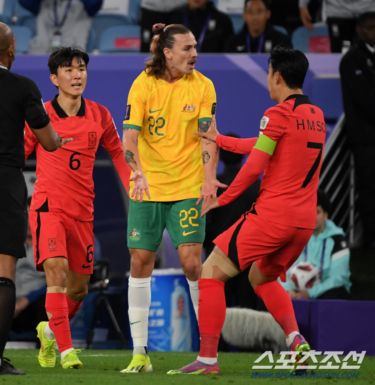 [카타르 현장]'매너 지켜!' 황인범 향한 '아찔' 가격, SON 분노 …