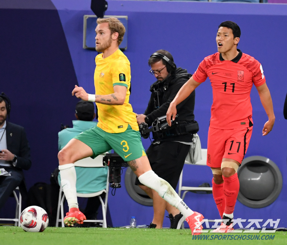 [호주전Live]황희찬 선제골! 그러나 오프사이드로 취소. 0-0 진행 …